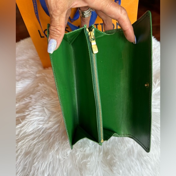 Louis Vuitton Epi Wallet w/ Unbranded Chain, LV Bag LV Ribbon & LV Sample Parfum - Picture 5 of 15